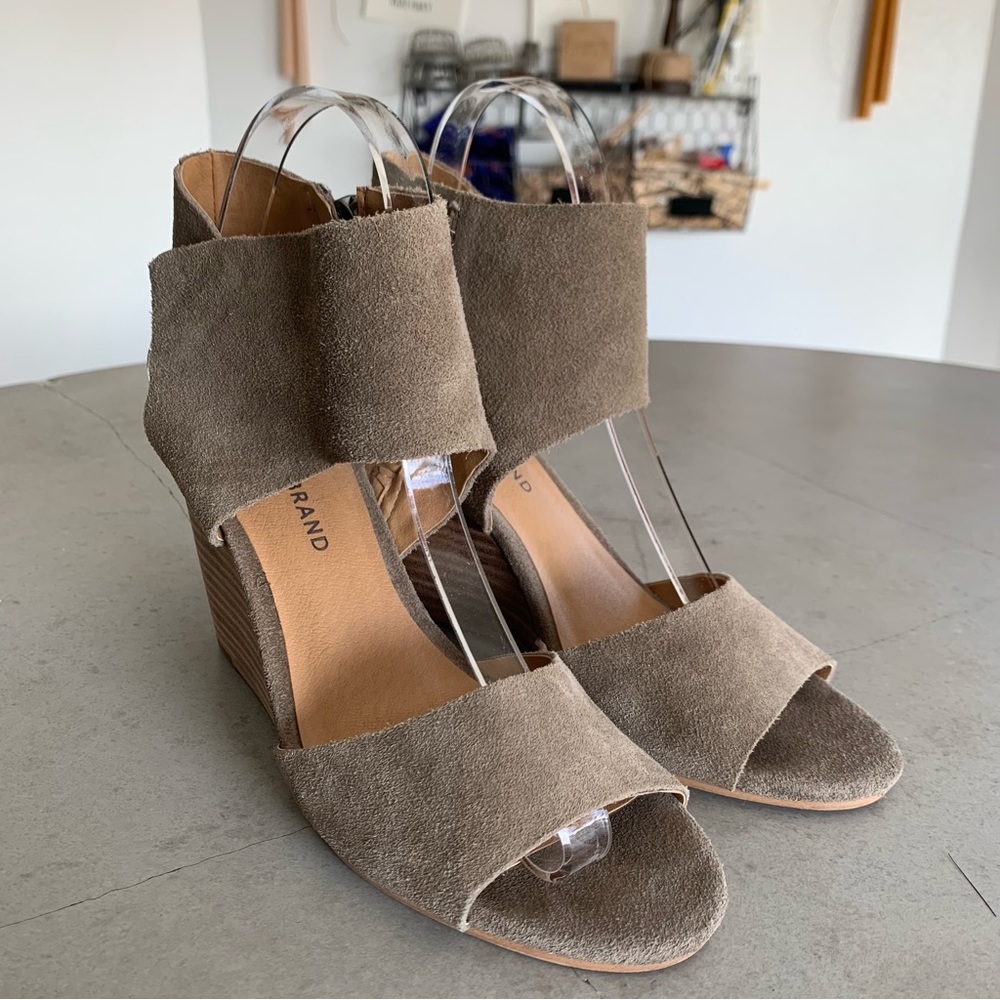 Lucky Brand Rittly Wedge Beige Tan Suede Heels Minimalist Work Casual Neutral 8